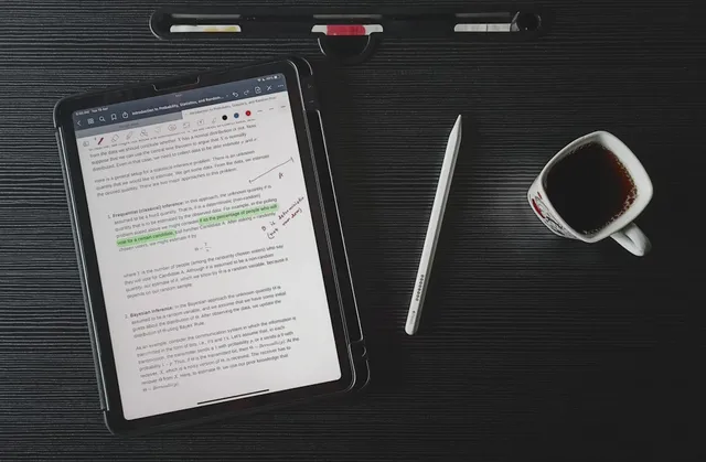 Đọc bài viết tài chính trên laptop