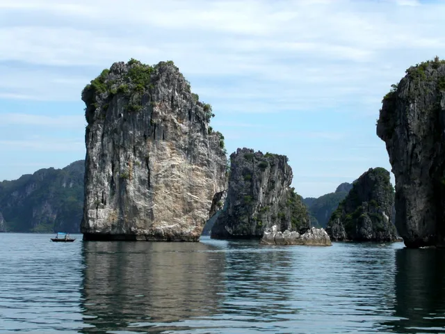 Halong_Bay_in_Vietnam