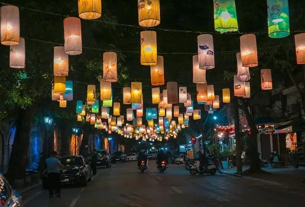 pho-long-den-phung-hung-ha-noi-4