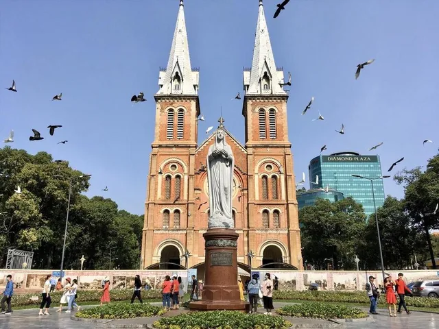 nha-tho-duc-ba-voi-kien-truc-gothic-an-tuong-la-dia-diem-check-in-khong-the-bo-qua