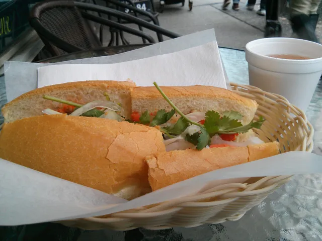 Vietnamese_B%C3%A1nh_m%C3%AC_%28Banh_Mi%29_Sandwich