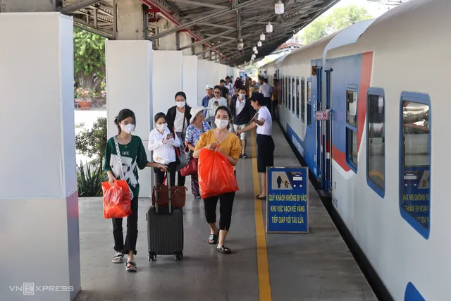 cac-loai-tau-hoa-tren-duong-sat-Viet-Nam-ivivu-6