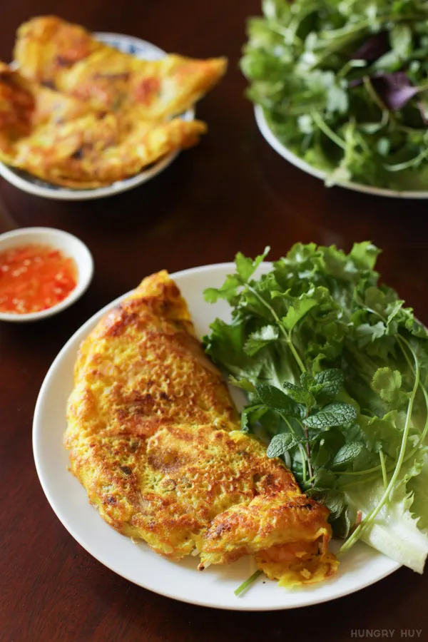 Crispy_Vietnamese_crepes%2C_banh_xeo_with_vegetables