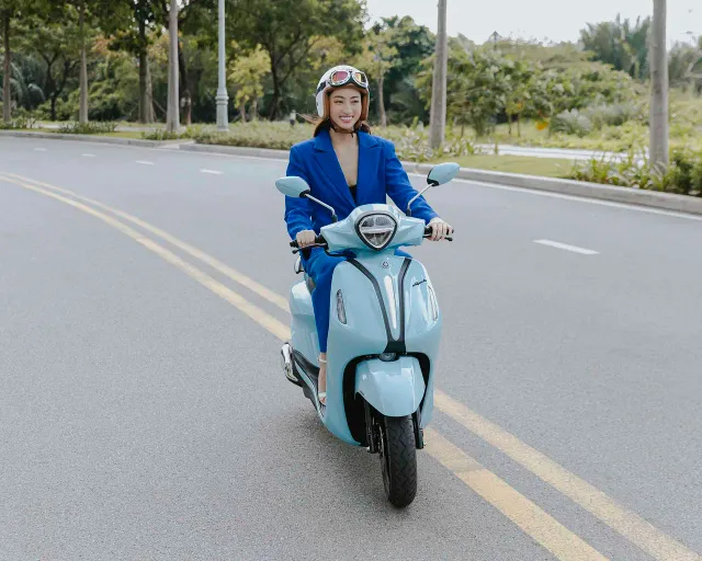 hoa-hay-luong-thuy-linh-chay-xe-yamaha-mau-xanh