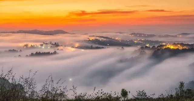 doi-du-sinh-voi-tam-cao-vut-va-canh-sac-bao-la-la-noi-de-hoa-minh-vao-bien-may-bong-benh-giua-som