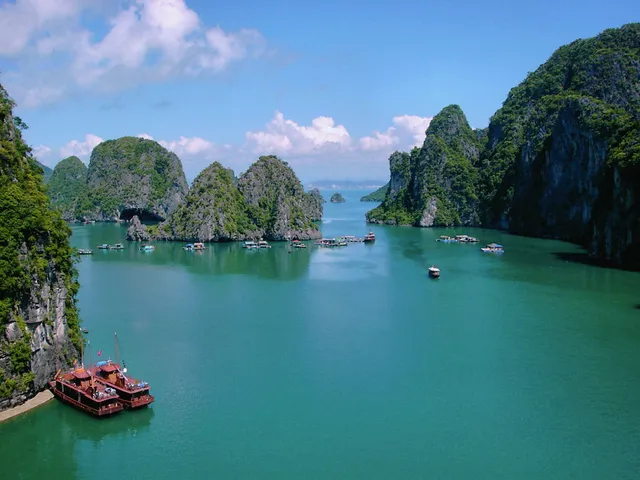 Kinh nghiệm du lịch Vịnh Hạ Long 2026: Gợi ý lịch trình và giá vé