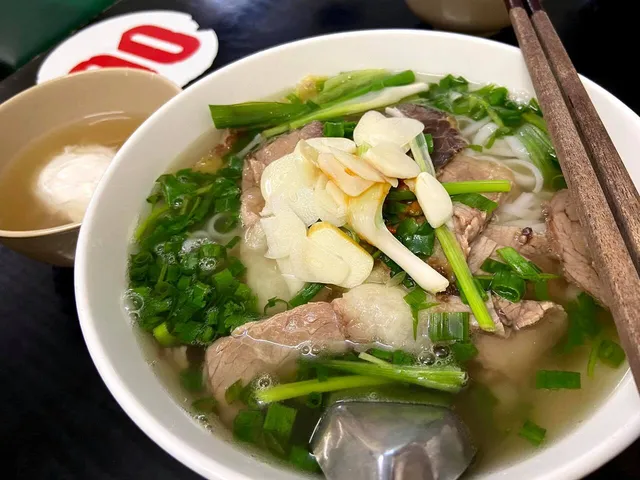 top-10-quan-pho-ha-noi-ngon-nuc-tieng-an-la-ghien-1730102513