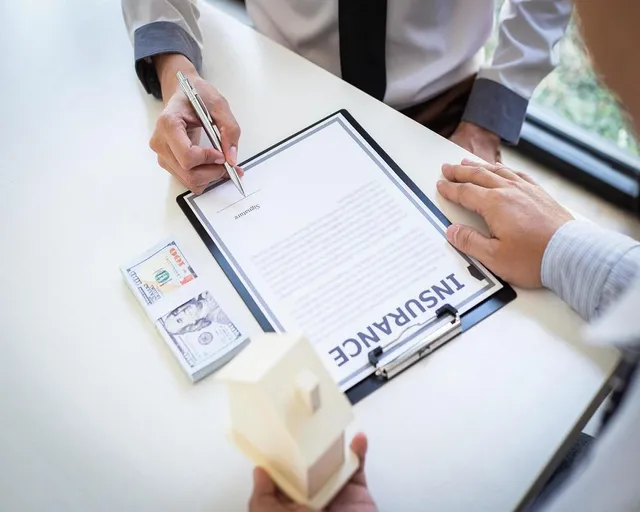 Liệu có nên mua bảo hiểm qua ngân hàng hay không?