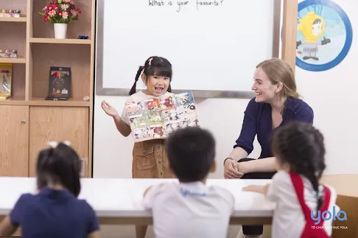 Nên cho trẻ học tiếng Anh tại trung tâm hay tự học ở nhà?
