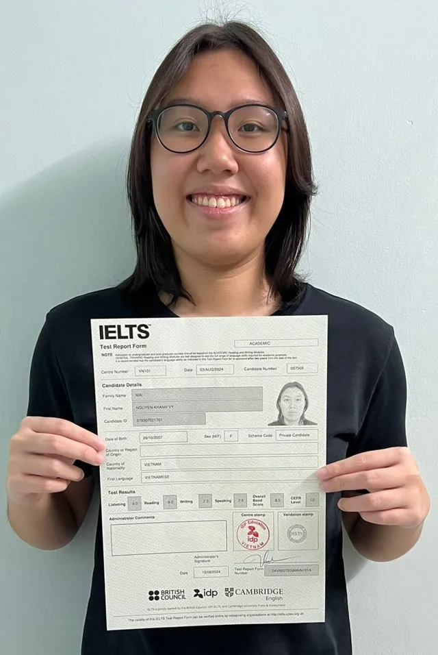 Mai-Nguyen-Khanh-Vy-IELTS-8.5-Hinh-cam-bang-2-e1761012166231-768x1147