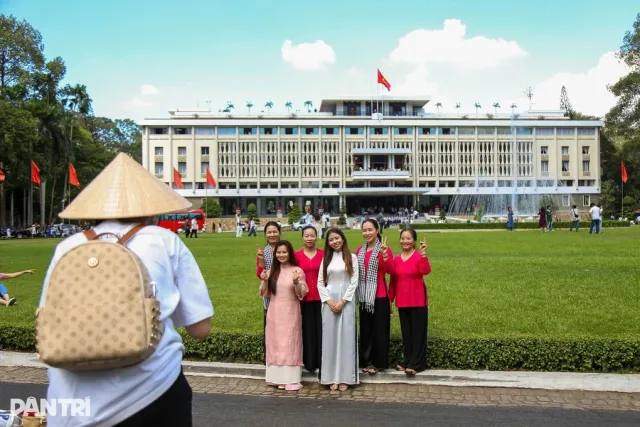 Mang máy ảnh vào Dinh Độc Lập có phải trả thêm phí?