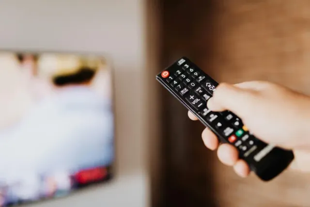 Remote-dieu-kien-TV-de-tiet-kiem-chi-tieu-gia-dinh