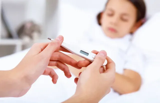 Trẻ sốt tay chân lạnh có nên đi tất? Cách chăm đúng