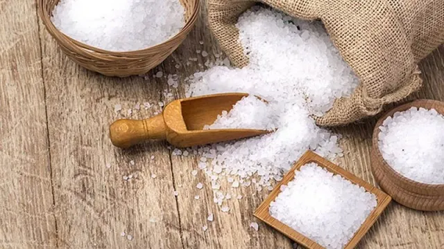 Ngâm quần áo mới với muối: 6 lợi ích bạn nên biết