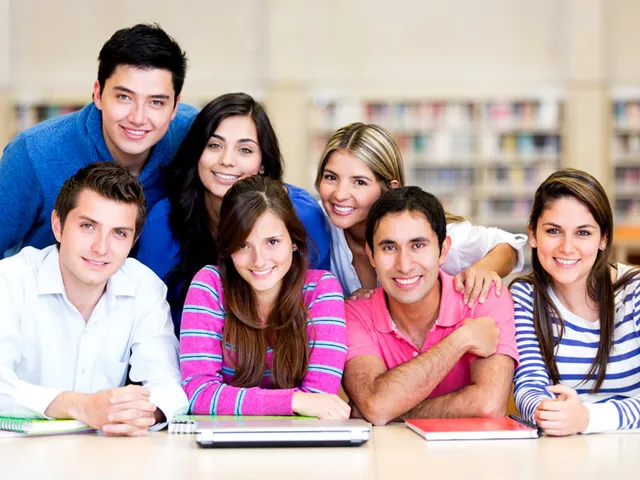 Nên mua laptop sinh viên giá rẻ hiệu nào là phù hợp nhất