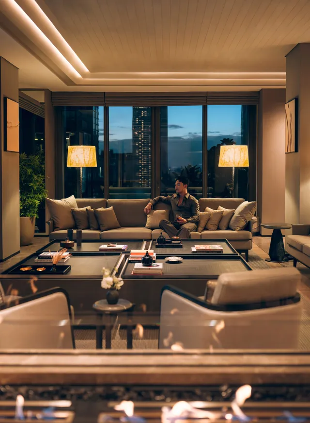 Aman-Nai-Lert-Bangkok-Thailand-Accommodation-Aman-Suite_Living_Night-2-scaled