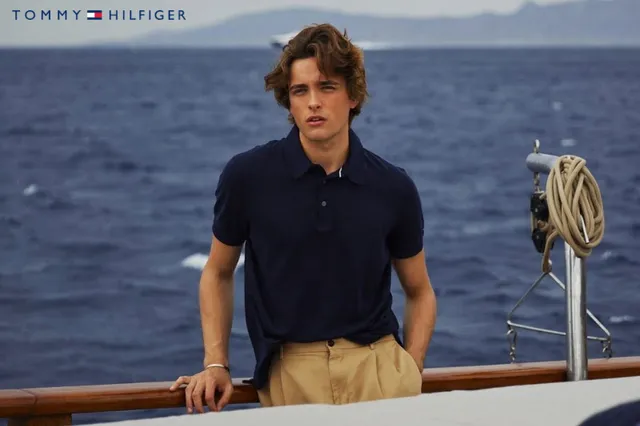tu-san-tennis-den-pho-thi-ao-polo-tommy-hilfiger-nam-van-giu-suc-hut-ra-sao.png
