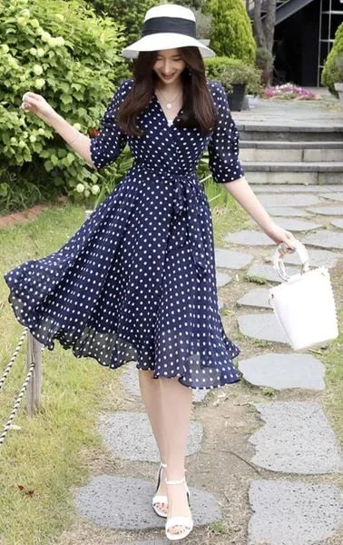 Đầm chấm bi dễ thương: cách chọn kiểu dáng, màu sắc hợp