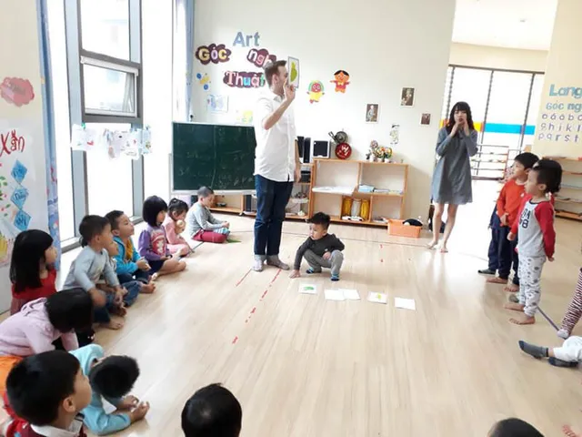 Nên lựa chọn trường công lập hay trường mầm non quốc tế tại TPHCM cho bé?