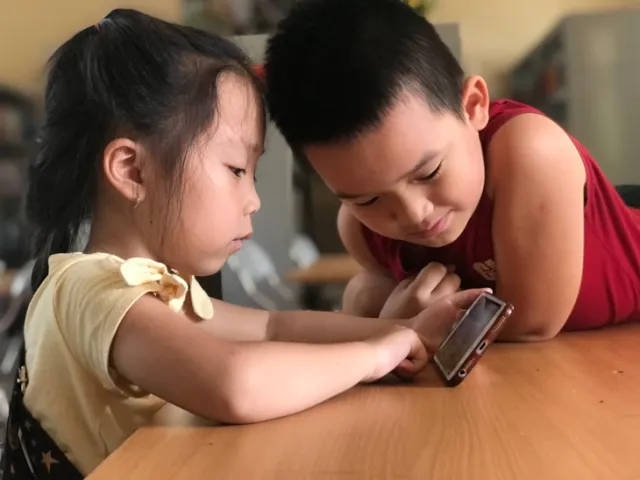 Tác hại của việc cho trẻ dùng mạng xã hội sớm tới kết quả học tập