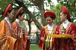 250px-Aodaicuacungdinh