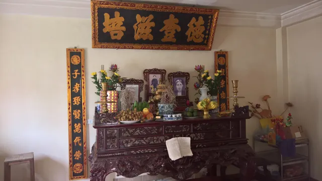Personal_in-home_altar_for_deceased_family_members_in_Viet_Nam