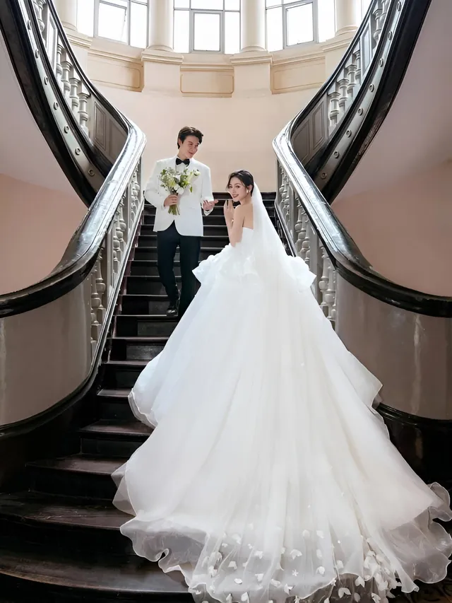 Top 20+ mẫu váy cưới đuôi dài đẹp, sang trọng