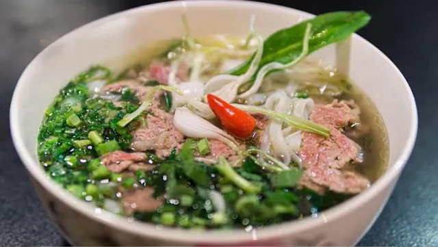 Cách nấu phở bò Hà Nội chuẩn vị nước dùng ngọt thanh tại nhà
