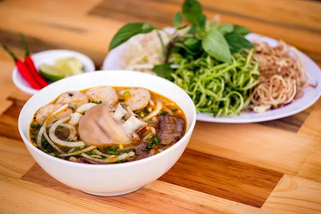 Cách nấu bún giò heo Huế đơn giản, đúng vị tại nhà