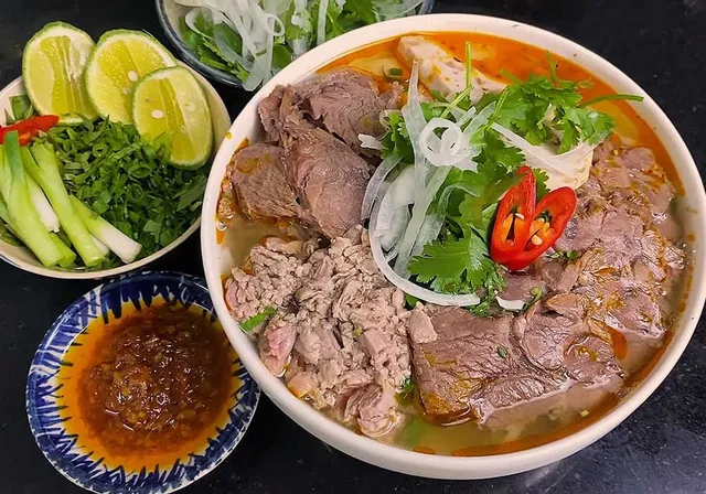 Bí quyết nấu bún bò Huế đậm đà chuẩn gốc Huế 7 bước