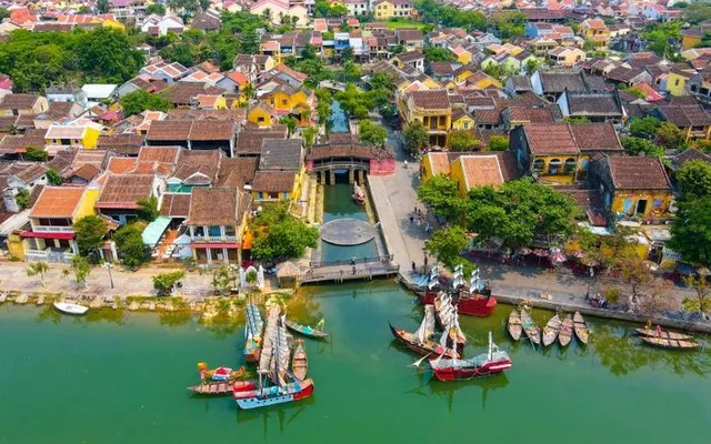 Du lịch miền Trung nên mua đặc sản gì về làm quà 2026?