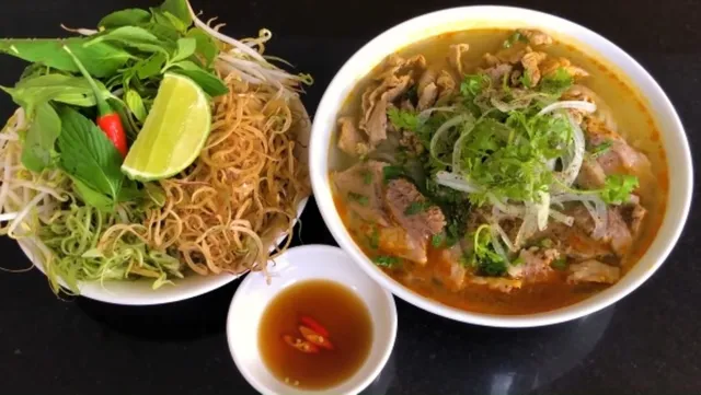 Cách nấu bún bò tái tại nhà không cần mắm ruốc thơm ngon