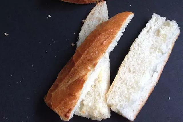 Cách làm bánh mì bơ tỏi thơm ngon cho bữa sáng tại nhà