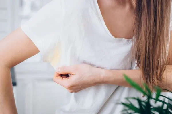 Cách xử lý nách áo bị vàng sạch nhanh, dễ làm tại nhà