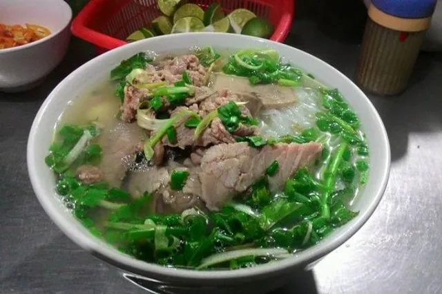 Top quán phở đêm Hà Nội ngon, mở xuyên đêm cho người ăn khuya