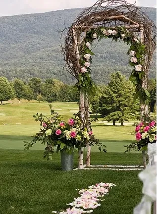 5 ý tưởng trang trí hoa cho tiệc cưới ngoài trời