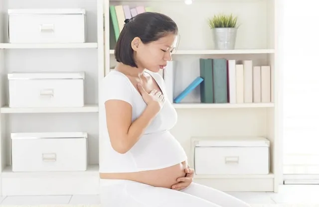 Bà bầu khó thở buồn nôn có gây hại gì không?