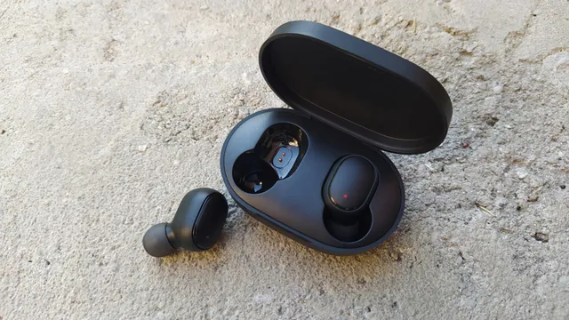 Tai nghe trong hp sc vi mu Sand vng nht