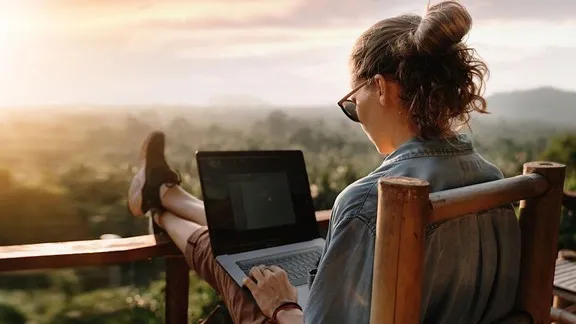 Mẹo tiết kiệm pin cho laptop Windows và MacBook hiệu quả