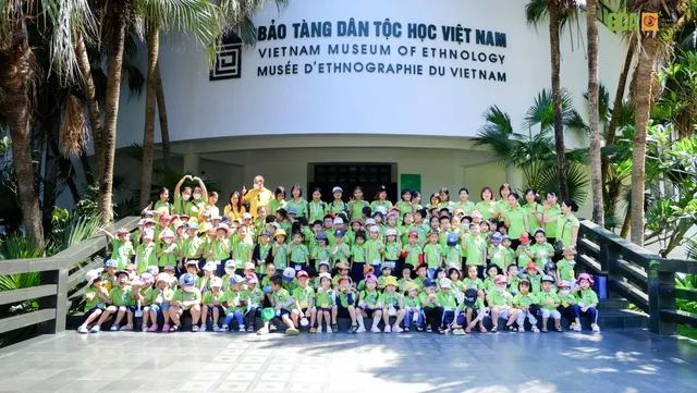 Hc sinh tham quan bo tng