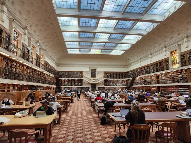 Học sinh học cùng nhau trong thư viện