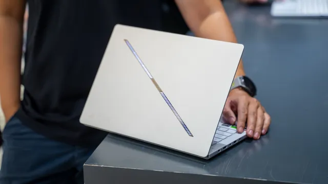 Hybrid AI trên laptop mỏng nhẹ 2026: Khi sức mạnh AI gặp gỡ sự di động tối đa