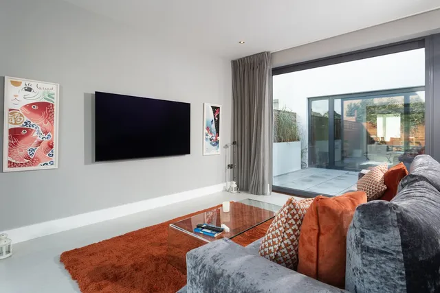 TV OLED 4K trong phòng khách