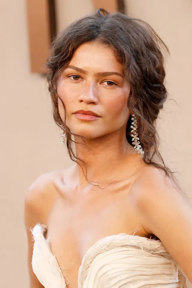 Zendaya và xu hướng trang điểm trong veo nổi bật 2026