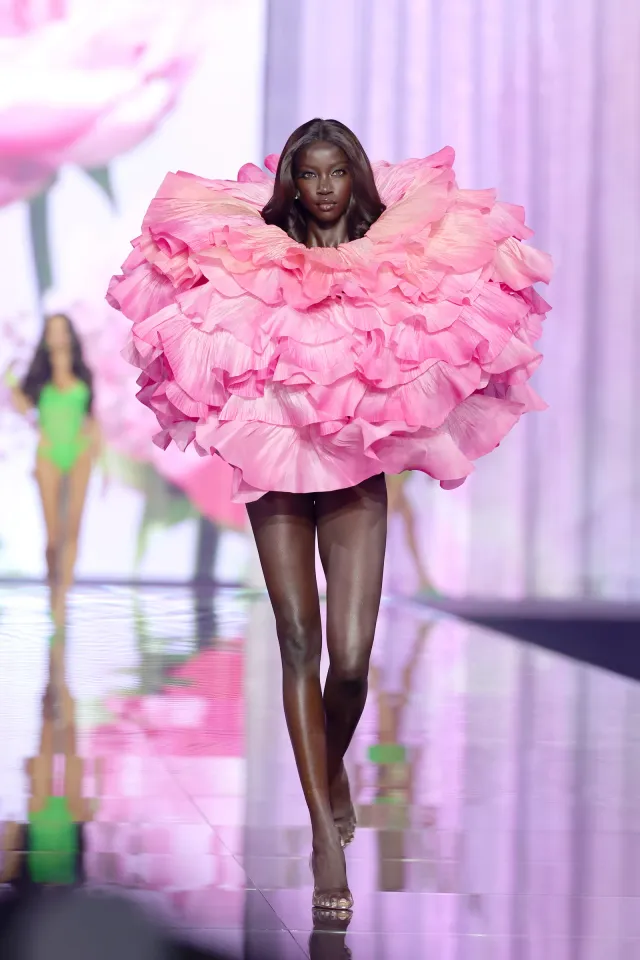 Anok Yai tại Victoria's Secret Fashion Show 2026: Khoảnh khắc đỉnh nhất đêm diễn