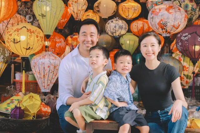 Gia đình hạnh phúc khi nhận bàn giao nhà mới