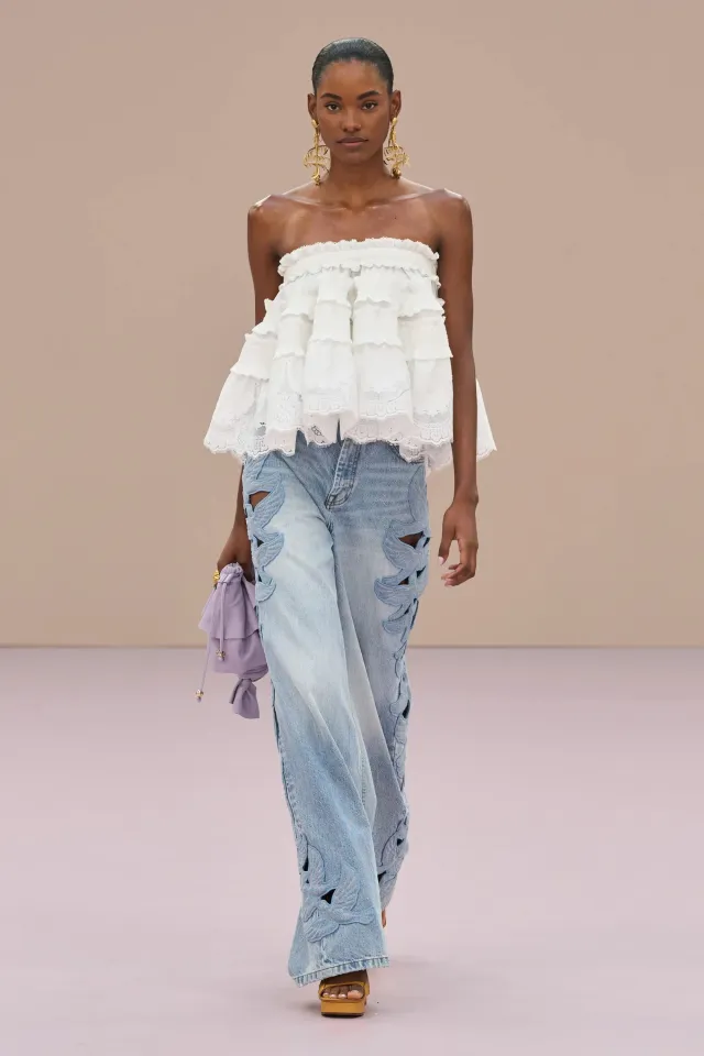 Xu hướng áo blouse boho màu trắng Cloud Dancer khuấy đảo mùa hè 2026