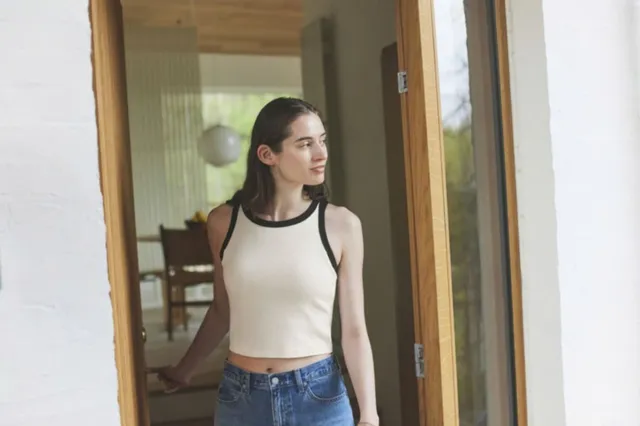 Cách phối áo croptop nữ chuẩn dáng, trẻ trung, sang 2026