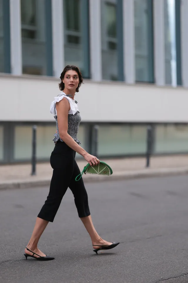 Capri pants và kitten heels: 4 cách phối đồ hè cực tinh tế
