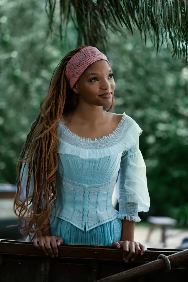 Bộ sản phẩm makeup Halle Bailey dùng để hóa nàng Ariel